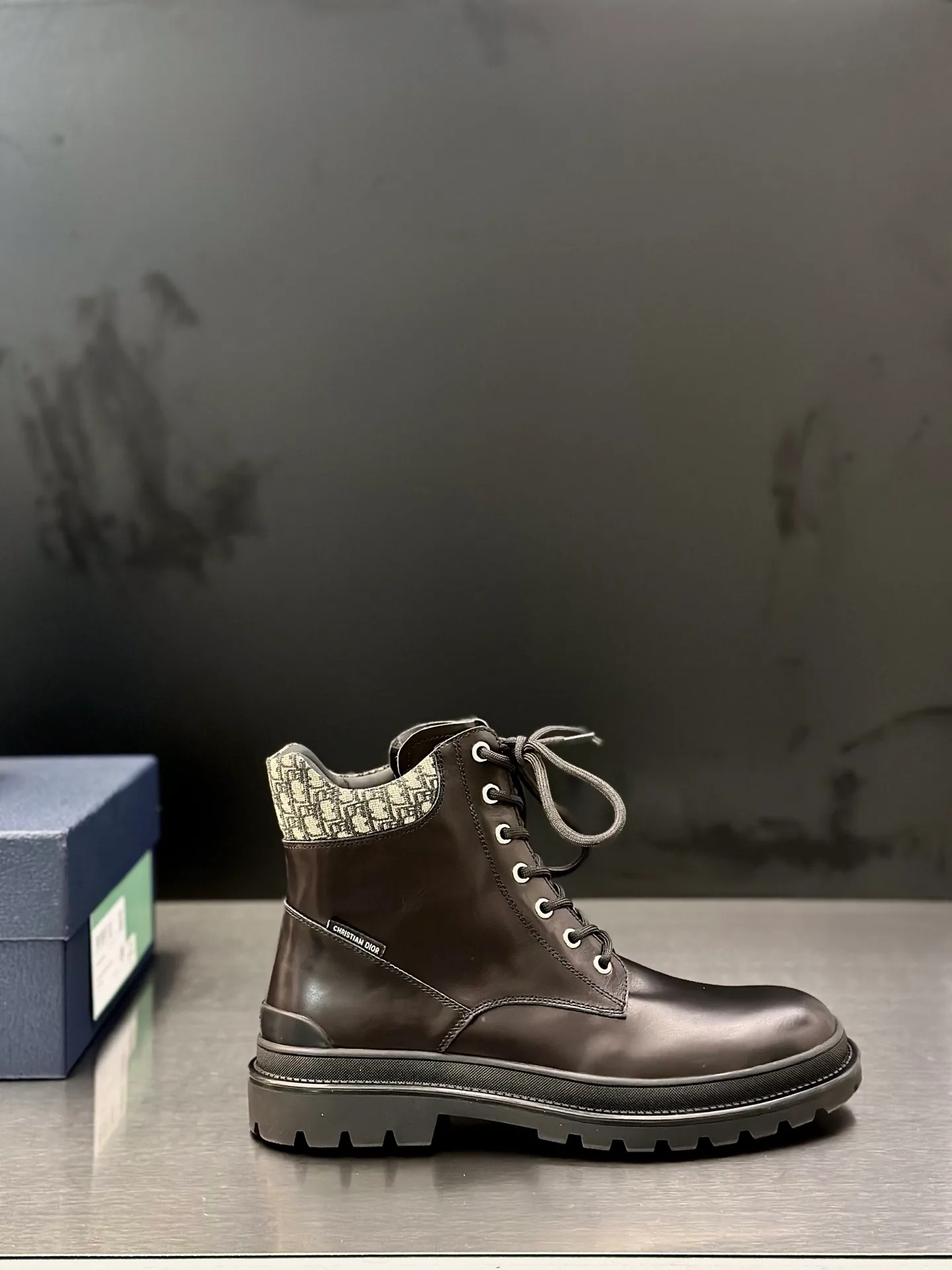 Men's shoes 💰960 Dior Dior high-top sneakers, top-quality goods produced in Dongguan, show version, leading counter trial style, Nappa cowhide material, light and breathable, soft and comfortable, easier to put on and take off, calfskin leather edging, distinctive sports style, genuine leather tongue Dior letter badge, showing the brand style, lightweight embossed pattern rubber sole, light and genuine leather feet, with original packaging Size: 39-40-41-42-43-44 (45, 46 customized) leather shoe size